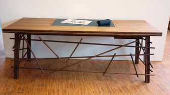 Der Schreibtisch von Marcus Hericko beeindruckt durch sein außergewöhnliches Design. 