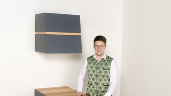 Ein Holzblock hat Michael Geisler zu seinem Sideboard inspiriert. Esche und Kernesche schützt ADLER PUR-Antiscratch HQ G05.  | © MFROI-Photography