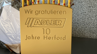 Charmante Geschenke zum 10-Jahres-Jubiläum des ADLER Servicestützpunkts in Herford. 