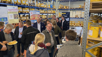 Zwischen Regalreihen und Lackdosen feierten die Besucher im ADLER Servicestützpunkt Herford ein farbenfrohes Fest. 