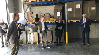 ADLER Deutschland-Nord Verkaufsleiter Heico Cuwalsky begrüßte und beschenkte die Ehrengäste Bernd Pichler, Andrea Berghofer und Vizebürgermeister Werner Seeger (v. li.). 