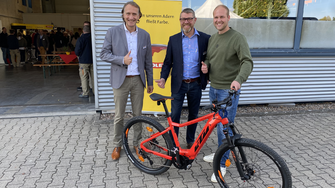 Gewinnspiel-Preisträger Tim Gosewinkel (re.) durfte ein tolles E-Bike mit nach Hause nehmen. 
