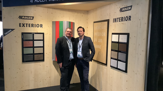 ADLER auf der architect@work in Wien: Manfred Höfurthner (li.) und Christian Laucher (re.) präsentierten die neuesten Trends der Holzoberflächengestaltung.  