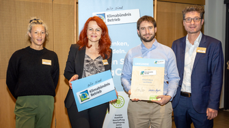 Freuen sich über die Aufnahme von ADLER in das Klimabündnis Tirol: Anabel Heger (Klimabündnis Tirol), Landesrätin Cornelia Hagele, Dr. Clemens Le Levé (ADLER), Andrä Stigger (Geschäftsführer Klimabündnis Tirol). | © Klimabündnis Tirol