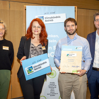 Freuen sich über die Aufnahme von ADLER in das Klimabündnis Tirol: Anabel Heger (Klimabündnis Tirol), Landesrätin Cornelia Hagele, Dr. Clemens Le Levé (ADLER), Andrä Stigger (Geschäftsführer Klimabündnis Tirol). | © Klimabündnis Tirol