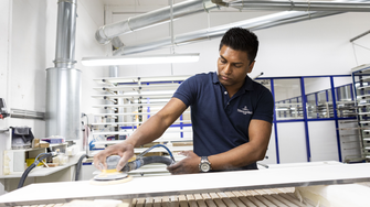 … doch auch in Sachen Beschichtung ist bei vielen Arbeitsschritten Handarbeit gefragt – etwa beim Lackieren komplexer Geometrien, beim Zwischenschliff oder bei der Qualitätskontrolle der lackierten Oberfläche. | © Villeroy & Boch/Erika Mayer