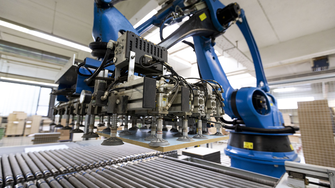 Villeroy & Boch setzt auf ein durchdachtes Miteinander von automatisierten und handwerklichen Arbeitsabläufen in der Produktion. | © Villeroy & Boch/Erika Mayer