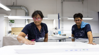 … doch auch in Sachen Beschichtung ist bei vielen Arbeitsschritten Handarbeit gefragt – etwa beim Lackieren komplexer Geometrien, beim Zwischenschliff oder bei der Qualitätskontrolle der lackierten Oberfläche. | © Villeroy & Boch/Erika Mayer