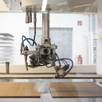 Il cuore dell'area di verniciatura è la moderna macchina di verniciatura automatica... | © Villeroy & Boch/Erika Mayer