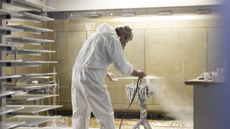 … doch auch in Sachen Beschichtung ist bei vielen Arbeitsschritten Handarbeit gefragt – etwa beim Lackieren komplexer Geometrien, beim Zwischenschliff oder bei der Qualitätskontrolle der lackierten Oberfläche. | © Villeroy & Boch/Erika Mayer