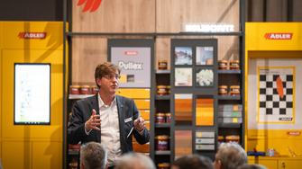 ADLER Farbenhandel-Verkaufsleiter Alexander Ringler präsentierte das neue Gestaltungskonzept … | © ADLER