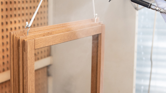 Perfekte Transparenz, kontrastreiche Porenzeichnung, hervorragender Lichtschutz: Für diese einmalige Kombination steht die Crystal Clear-Technology von ADLER.  | © ADLER