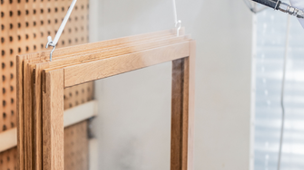 La tecnologia CrystalClear combina la massima trasparenza e un'efficace protezione della superficie e della luce sulle finestre in legno.  | © ADLER