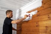 Besonders für stark vergilbte Holzuntergründe, z.B. Holzdecken oder Wandvertäfelungen, bietet sich der Aqua-Isoprimer CT PRO an. | © ADLER