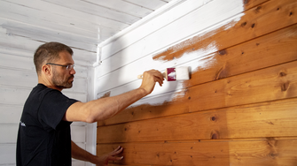 Aqua-Isoprimer CT PRO è particolarmente indicato per i supporti in legno fortemente ingialliti, ad esempio soffitti in legno o rivestimenti murali. | © ADLER