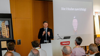 ADLER Spartenleiter Richard Mölk führte durch das Programm der Tiroler Fenstertage. | © ADLER