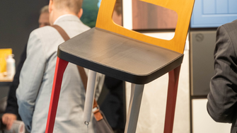Hingucker am ADLER-Stand: Der mit verschiedenen ADLER-Beizen farbenfroh gestaltete Sessel.  | © ADLER