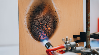 In caso di incendio, il rivestimento si espande e crea uno strato isolante sul legno.  | © ADLER