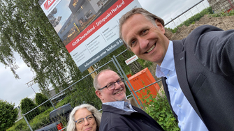 Freuen sich schon auf den neuen Stützpunkt, um von dort aus die Kunden noch besser bedienen zu können: Servicestützpunktleiterin Sandra Joester, ADLER-Herford-Pionier Manfred Kunstleve und Verkaufsleiter Heico Cuwalsky.  | © ADLER