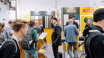 Ein vertrauter Anblick auf der Ligna 2023: reger Besuch am ADLER-Messestand. | © ADLER
