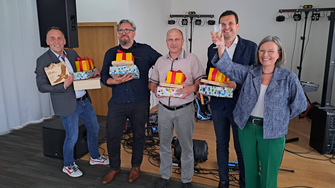 Die Ehrung der 10-Jahres-Jubilare war ein Höhepunkt des Gala-Abends: Jan Bauchner, Robert Vrátníček, Ondrej Šimo und Tomáš Doležal (v.li.) mit Andrea Berghofer. | © ADLER