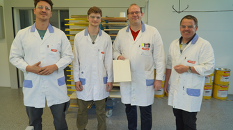Freuen sich über den anregenden Austausch: Robert, Hunor, Michael Enders (ADLER) und Alois Gruber (binderholz) (v.li.n.re.). | © ADLER