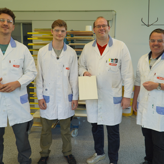 Freuen sich über den anregenden Austausch: Robert, Hunor, Michael Enders (ADLER) und Alois Gruber (binderholz) (v.li.n.re.). | © ADLER
