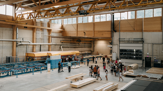 Die Dimensionen der Halle erlauben es, große Holzelemente vorzufertigen. | © Rieder Zillertal, Phillip Geisler