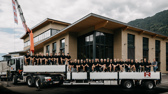Das Team der Zimmerei Rieder Zillertal freut sich darauf, die neue Halle mit Arbeit und Leben zu erfüllen. | © Rieder Zillertal, Phillip Geisler