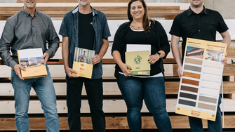 Hannes Haun, Angela Wenesch und Helmut Wildauer (ADLER, v. re.) gratulieren Zimmerei-Leiter Peter Kogler (li.) zu seiner neuen Wirkungsstätte. | © Rieder Zillertal, Phillip Geisler
