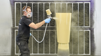 Neben vielen anderen Vorteilen profitiert auch das Lackierer-Team von der Umstellung auf den Cradle to Cradle-zertifizierten Wasserlack Polycolor 2K SQ. | © Nieuwkoop Europe                                      