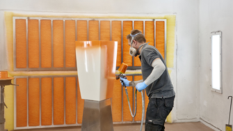 Neben vielen anderen Vorteilen profitiert auch das Lackierer-Team von der Umstellung auf den Cradle to Cradle-zertifizierten Wasserlack Polycolor 2K SQ. | © Nieuwkoop Europe                                      