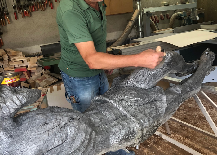 Klaus Meusburger strich die Christusfigur ... | © Christoph Haller, Martina Meusburger, Klaus Meusburger
