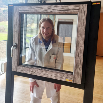 Auch Holzfenster lassen sich mit Digitaldruck-Technik individuell gestalten. | © ADLER