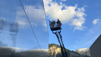 Für den Einsatz am Dach des Hochregallagers kam auch die lange Drehleiter zum Einsatz. | © ADLER