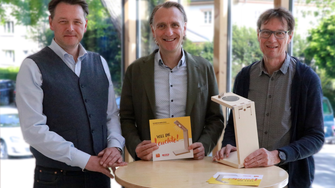 ADLER-Verkaufsleiter Heico Cuwalsky freut sich mit Tischler-NRW-Hauptgeschäftsführer Dr. Johann Quatmann (l.) und Gestaltungsberater Hans Christoph Bittner (r.) über das gelungene Projekt. | © Tischler NRW