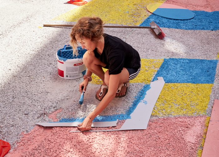 Vom grauen Asphalt zum kunterbunten Spielplatz: Das Tirolack-Malerteam bei der Arbeit. | © © Randall Media Factory / Eduardo Espinosa