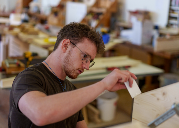In sorgfältiger Handarbeit produzierte das Team der Holzmanufaktur Auer mit CEO Thomas Auer die Sitzmöbel. | © © Randall Media Factory / Eduardo Espinosa