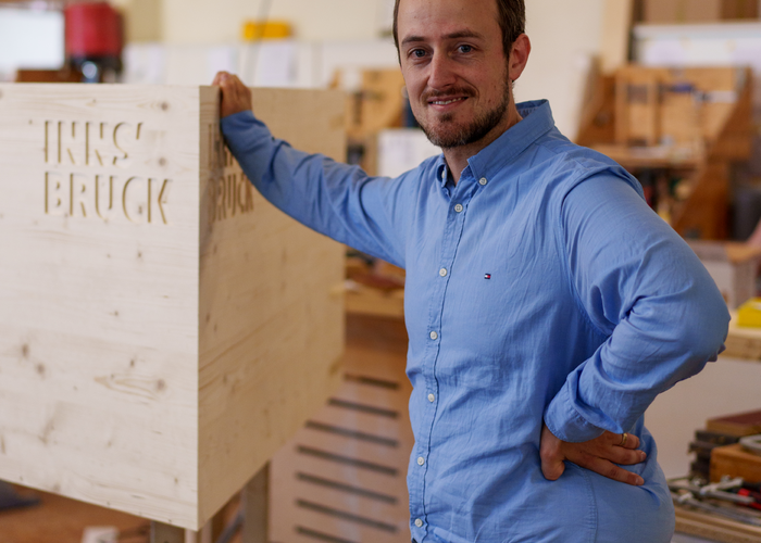 In sorgfältiger Handarbeit produzierte das Team der Holzmanufaktur Auer mit CEO Thomas Auer die Sitzmöbel. | © © Randall Media Factory / Eduardo Espinosa