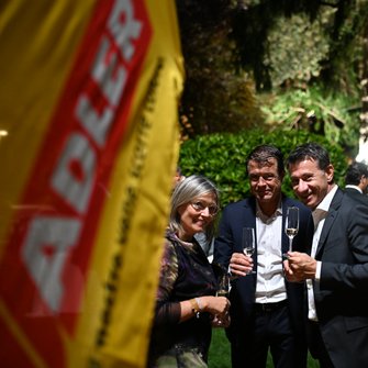 Andrea Berghofer, Verkaufsleiter Daniele Petris und Alessandro Marchi (v.li.) stoßen auf 10 erfolgreiche Jahre ADLER Italia an. | © ADLER