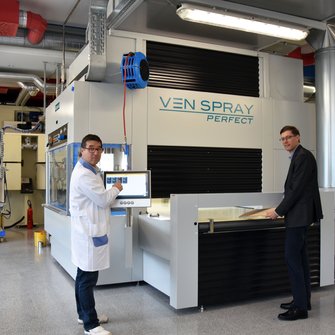 Il Dr. Albert Rössler (a destra) e Reinhard Huber (a sinistra) sono entusiasti della modernissima spruzzatrice automatica nel reparto applicazioni di ADLER. | © ADLER