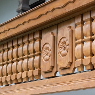 Con la vernice di rinnovo ADLER, il balcone in legno invecchiato torna ad essere come nuovo. | © ADLER