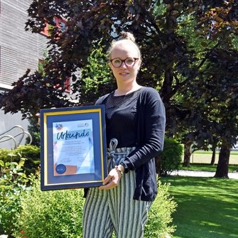 Melani Bozic freut sich über die Auszeichnung von ADLER mit dem IKORO-Nachhaltigkeitsaward. | © ADLER