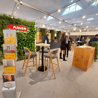 Der großzügige ADLER-Messestand auf der SICAM zog mit üppig sprießenden Pflanzen und eleganten Voglauer-Sesseln viele Besucher in seinen Bann. | © ADLER