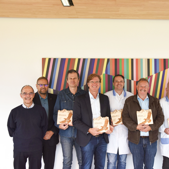 Bei einer Kaffeejause im ADLER-Werk überreichten Betriebsratsobmann Gerhard Lergetbohrer und Personalleiter Dietmar Rosanelli (im Bild li.) sowie Claudia und Andrea Berghofer (re.) den Jubilaren ihre edlen Holz-Urkunden. Hier im Bild (von li.:) Rudolf Speckbacher, Alexander Ringler, Reinhard Huber, Rudolf Pfund, Mario Bortolotti. | © ADLER