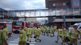 So viele Feuerwehrleute: Mehr als 120 freiwillige Helfer- und Helferinnen und 24 Feuerwehrfahrzeuge bevölkerten das ADLER-Werksgelände.  | © BFV Schwaz