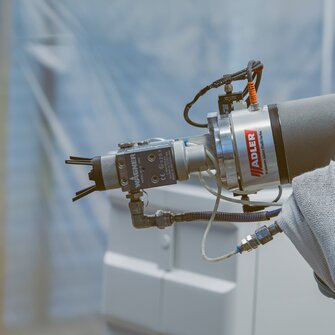 Per la prova sul campo di ADLER, un cobot è stato equipaggiato con un accessorio per la verniciatura. | © ADLER