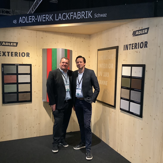 ADLER auf der architect@work in Wien: Manfred Höfurthner (li.) und Christian Laucher (re.) präsentierten die neuesten Trends der Holzoberflächengestaltung.  