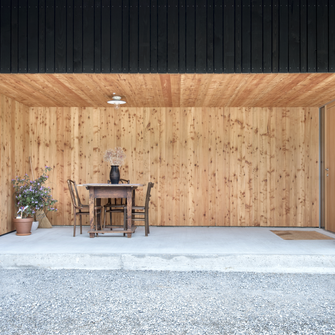 Particolarmente bello: il contrasto tra le superfici rifinite con l'olio per legno chiaro ADLER Pullex Holzöl e la superficie scura del legno verniciato, come nel progetto St. Peter in der Au dello studio di architettura Bogenfeld  | © Bogenfeld Architektur/Violetta Wakolbinger