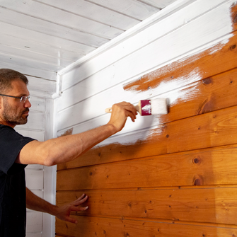 Aqua-Isoprimer CT PRO è particolarmente indicato per i supporti in legno fortemente ingialliti, ad esempio soffitti in legno o rivestimenti murali. | © ADLER